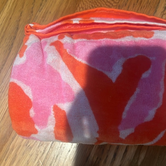 Lilly Pulitzer for Target towel. Giraffe print- orange, pink and white. New! - Picture 2 of 6